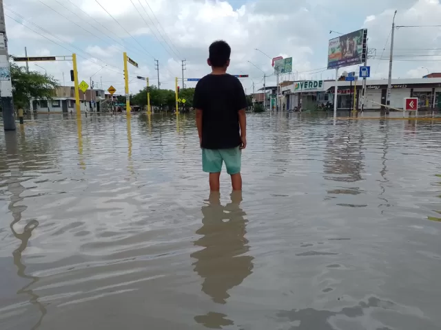 child standing in floods in Peru